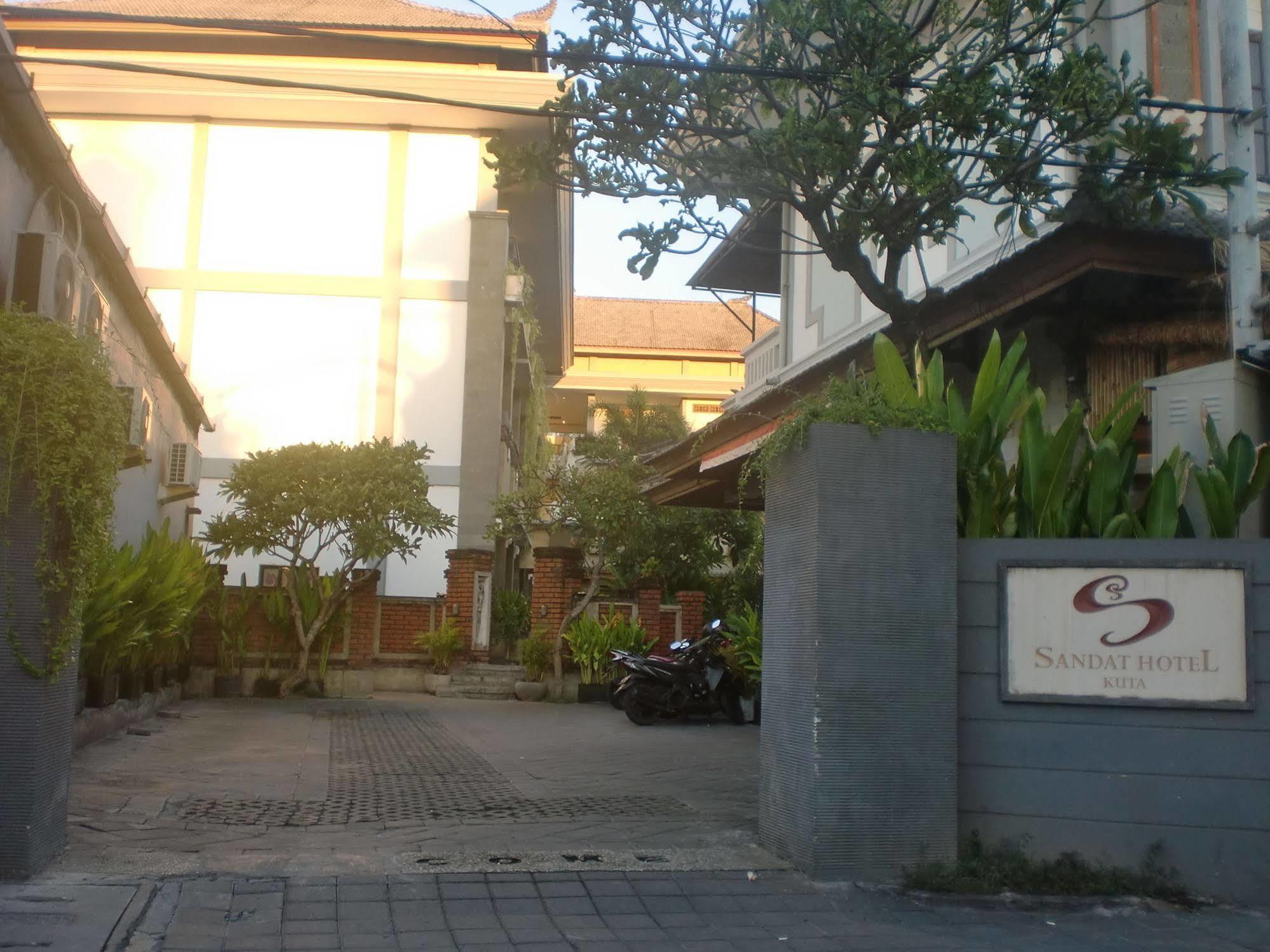 Sandat Hotel Kuta Кута Екстер'єр фото